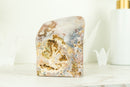 Kleiner rosa Amethyst, selbststehend, mit rosa und rotem Amethyst-Druzy