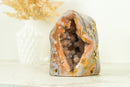 Kleiner rosa Amethyst, selbststehend, mit rosa und rotem Amethyst-Druzy