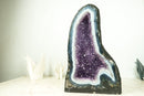 Natürliche Achat-Geode in Kathedralenformation mit seltenem weißen und blauen Spitzenachat und Amethyst