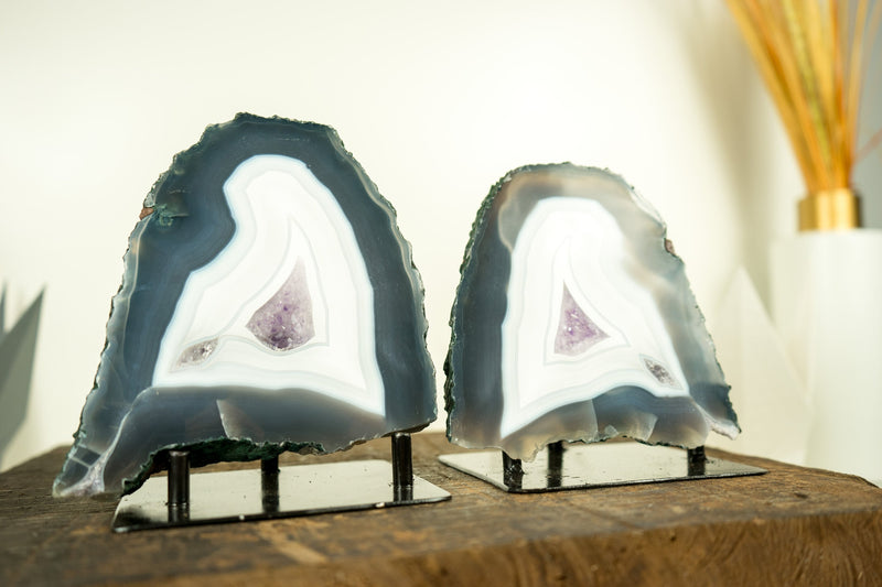 Paar kleine Spitzenachat-Geoden mit weißem und blauem Spitzenachat und Lavendel-Amethyst