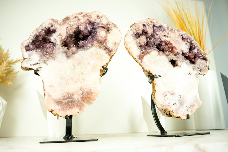 Paar rosa Amethyst-Geoden mit funkelnden roten und lavendelfarbenen Amethyst-Druzen