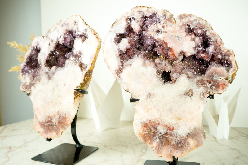 Paar rosa Amethyst-Geoden mit funkelnden roten und lavendelfarbenen Amethyst-Druzen