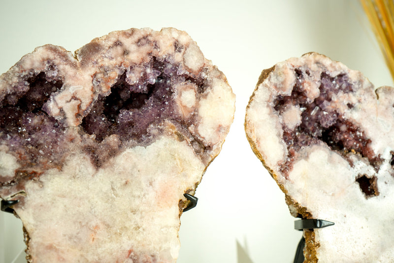 Paar rosa Amethyst-Geoden mit funkelnden roten und lavendelfarbenen Amethyst-Druzen