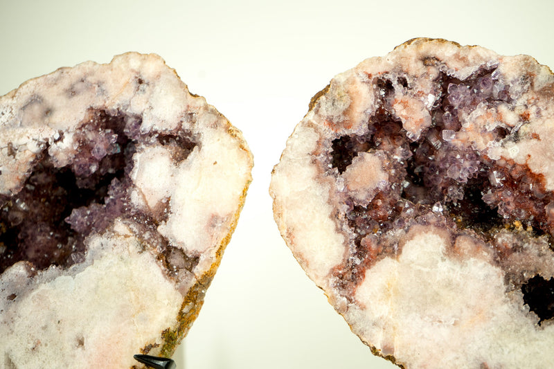 Paar rosa Amethyst-Geoden mit funkelnden roten und lavendelfarbenen Amethyst-Druzen