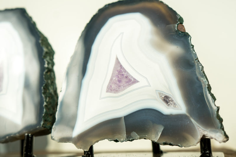Paar kleine Spitzenachat-Geoden mit weißem und blauem Spitzenachat und Lavendel-Amethyst