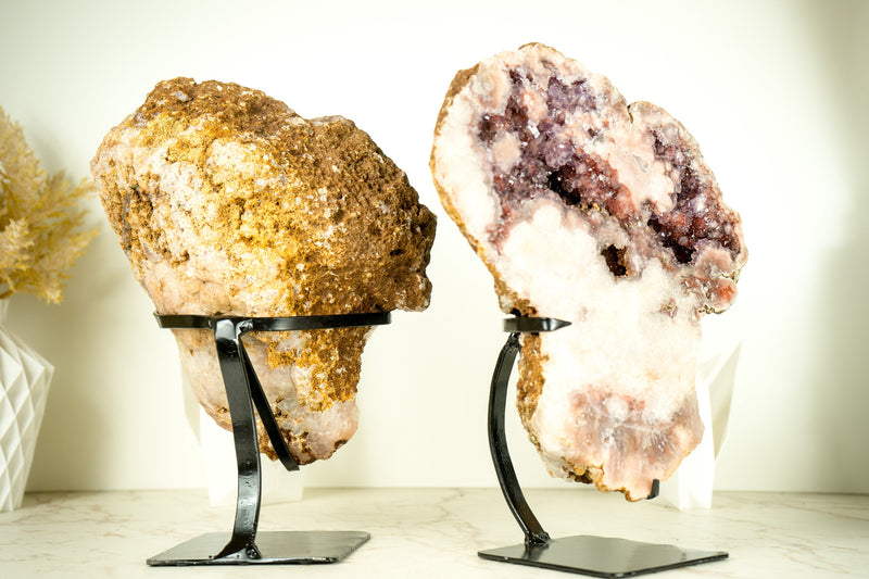 Paar rosa Amethyst-Geoden mit funkelnden roten und lavendelfarbenen Amethyst-Druzen