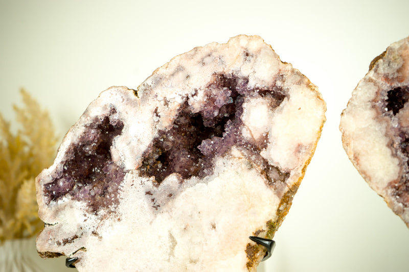 Paar rosa Amethyst-Geoden mit funkelnden roten und lavendelfarbenen Amethyst-Druzen