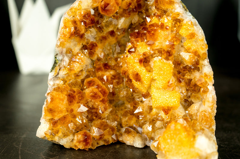 Citrin-Cluster mit Madeira-Citrin-Druse und Galaxy-Druse auf Calcit