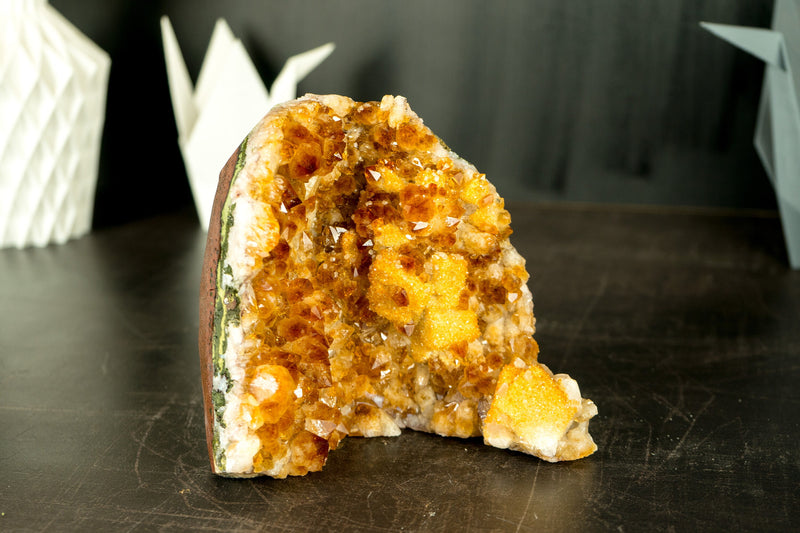 Citrin-Cluster mit Madeira-Citrin-Druse und Galaxy-Druse auf Calcit