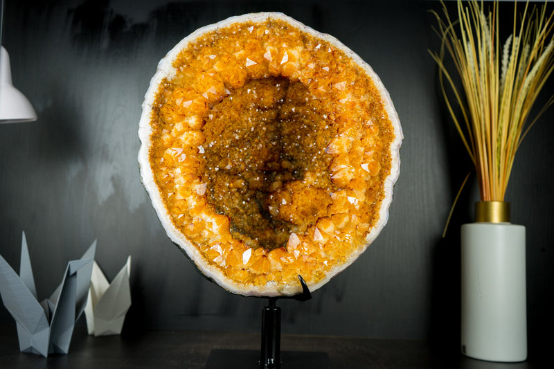Citrin-Geode mit einer seltenen Citrin-Krone und Stalaktit-Blüten - Eine Citrin-Geode in Galeriequalität, Statement-Citrin, 13,5 kg - 29,8 lb