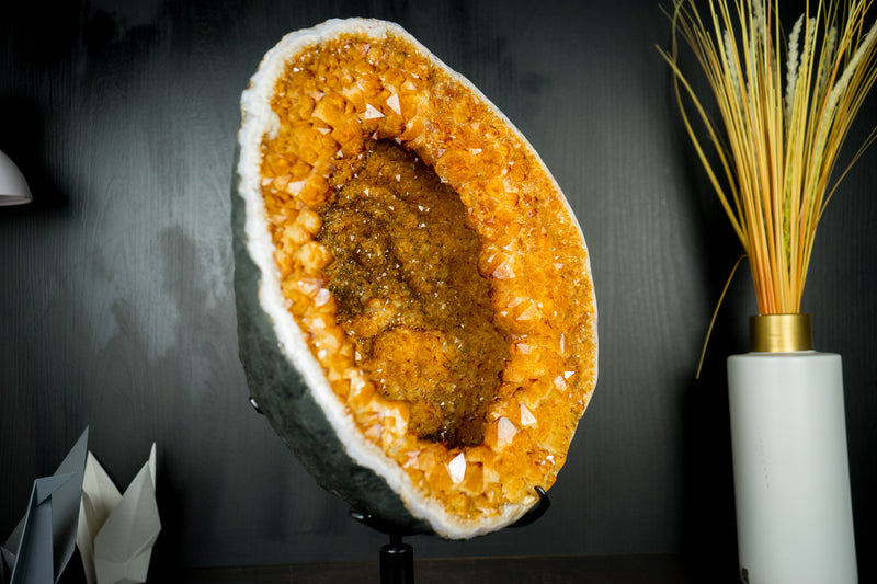 Citrin-Geode mit einer seltenen Citrin-Krone und Stalaktit-Blüten - Eine Citrin-Geode in Galeriequalität, Statement-Citrin, 13,5 kg - 29,8 lb