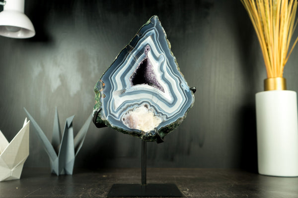 Wunderschöne Geode aus blauem Spitzenachat, ein Sammlerstück aus blauem und weißem Spitzenachat mit Kalzitblüteneinschluss und seltener Formation – 14,6 lb 14 Zoll