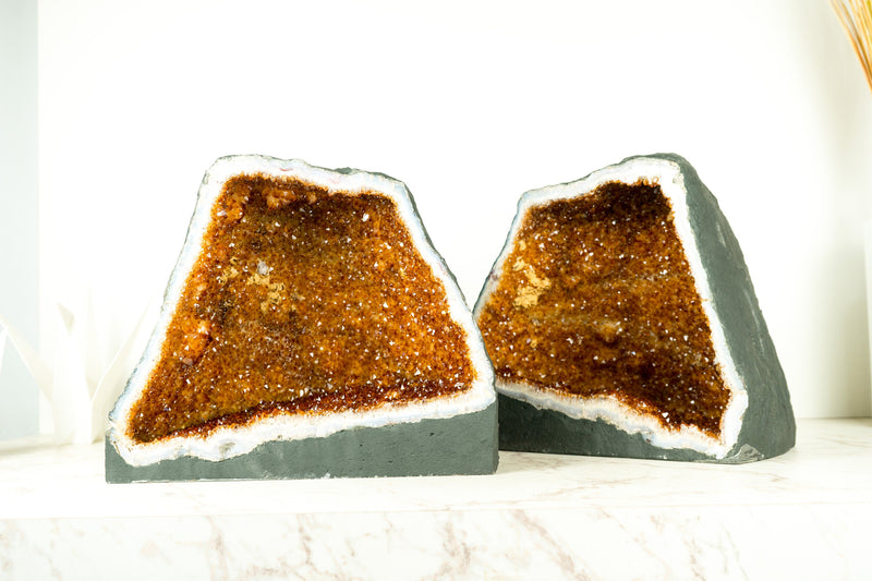 Paar spiegelbildlich angeordnete natürliche Citrin-Geoden – hochwertige gesättigte orange Druzy-Kristalle und Blütenrosetten – 60 Pfund.