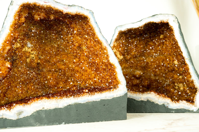 Paar spiegelbildlich angeordnete natürliche Citrin-Geoden – hochwertige gesättigte orange Druzy-Kristalle und Blütenrosetten – 60 Pfund.