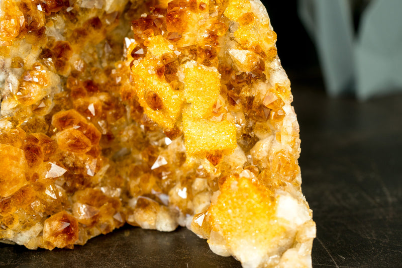 Citrin-Cluster mit Madeira-Citrin-Druse und Galaxy-Druse auf Calcit