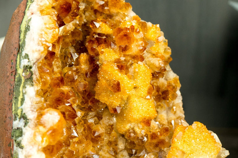 Citrin-Cluster mit Madeira-Citrin-Druse und Galaxy-Druse auf Calcit