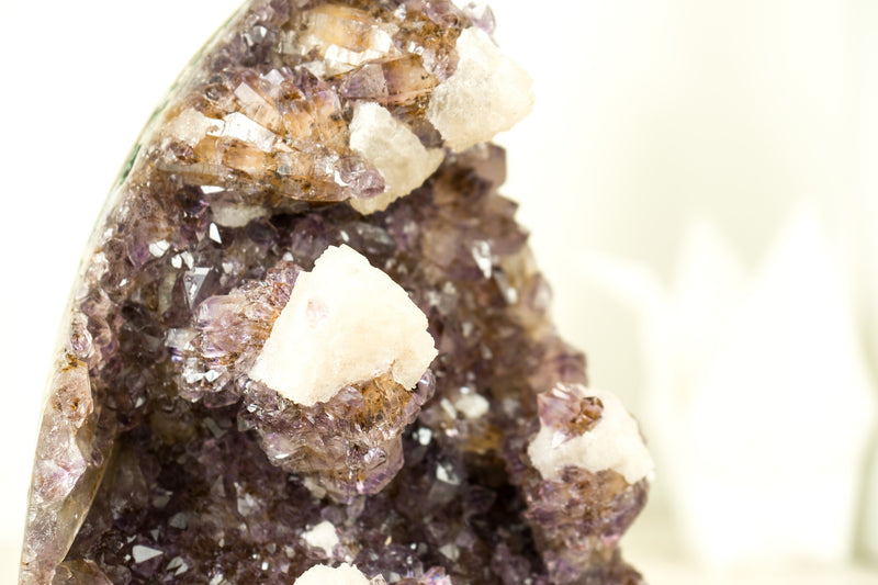 Natürlicher Amethyst-Kristallcluster mit Calcit, geschnittener uruguayischer Calcit