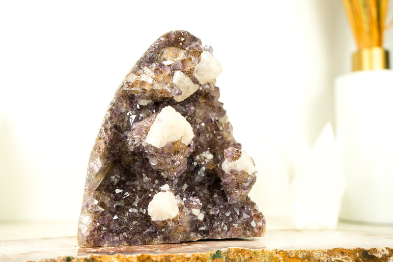 Natürlicher Amethyst-Kristallcluster mit Calcit, geschnittener uruguayischer Calcit