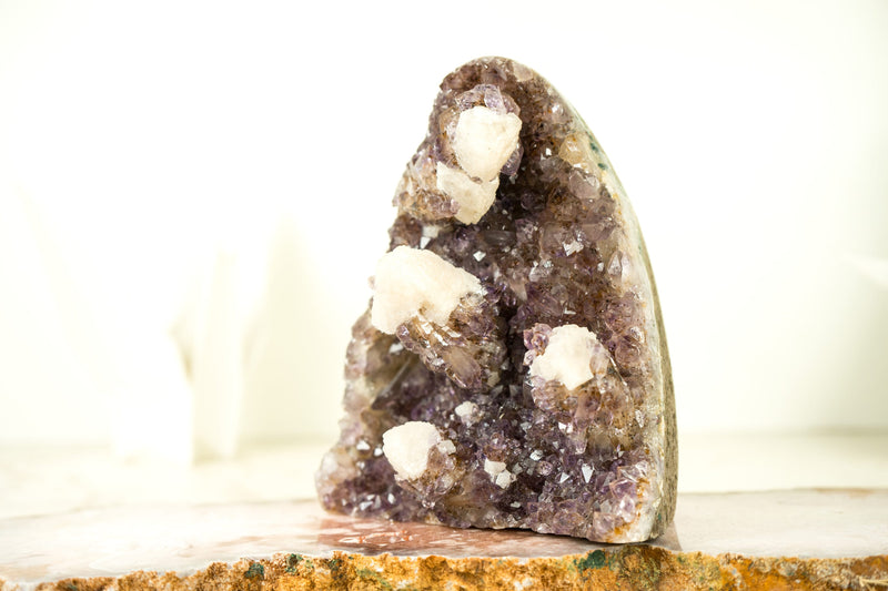 Natürlicher Amethyst-Kristallcluster mit Calcit, geschnittener uruguayischer Calcit