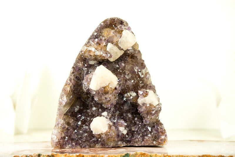 Natürlicher Amethyst-Kristallcluster mit Calcit, geschnittener uruguayischer Calcit