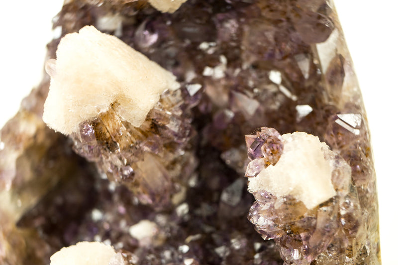 Natürlicher Amethyst-Kristallcluster mit Calcit, geschnittener uruguayischer Calcit