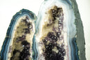 Paar Bookmatching-Geoden aus tiefviolettem Achat und Amethyst mit weißem und blauem Bandachat