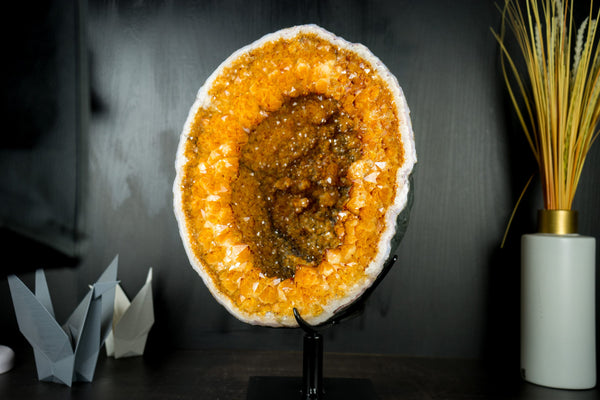 Citrin-Geode mit einer seltenen Citrin-Krone und Stalaktit-Blüten - Eine Citrin-Geode in Galeriequalität, Statement-Citrin, 13,5 kg - 29,8 lb