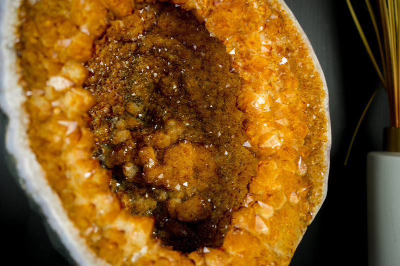 Citrin-Geode mit einer seltenen Citrin-Krone und Stalaktit-Blüten - Eine Citrin-Geode in Galeriequalität, Statement-Citrin, 13,5 kg - 29,8 lb