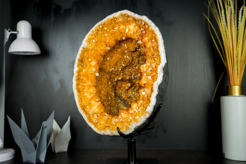 Citrin-Geode mit einer seltenen Citrin-Krone und Stalaktit-Blüten - Eine Citrin-Geode in Galeriequalität, Statement-Citrin, 13,5 kg - 29,8 lb