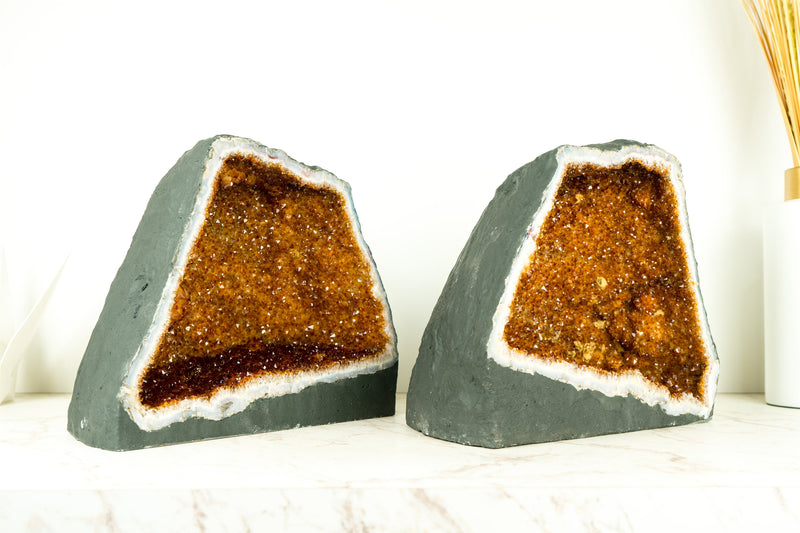 Paar spiegelbildlich angeordnete natürliche Citrin-Geoden – hochwertige gesättigte orange Druzy-Kristalle und Blütenrosetten – 60 Pfund.