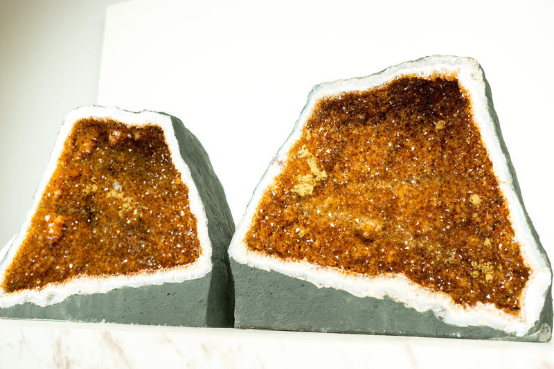Paar spiegelbildlich angeordnete natürliche Citrin-Geoden – hochwertige gesättigte orange Druzy-Kristalle und Blütenrosetten – 60 Pfund.