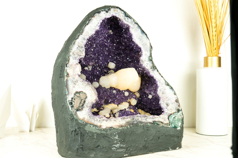 Wunderschöne uruguayische Amethyst-Geode mit seltenem Kalzit und funkelndem violettem Amethyst-Drusenstein, große Größe: 83 lb. - 38 kg
