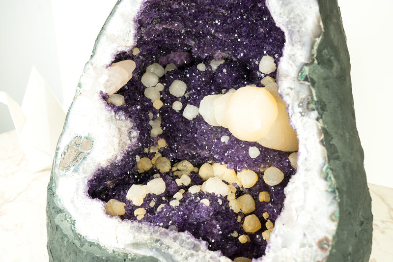 Wunderschöne uruguayische Amethyst-Geode mit seltenem Kalzit und funkelndem violettem Amethyst-Drusenstein, große Größe: 83 lb. - 38 kg