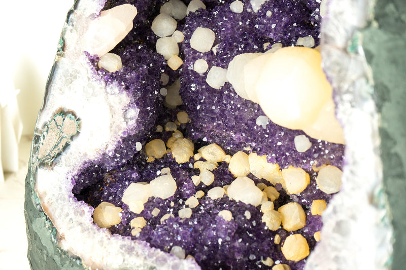 Wunderschöne uruguayische Amethyst-Geode mit seltenem Kalzit und funkelndem violettem Amethyst-Drusenstein, große Größe: 83 lb. - 38 kg