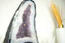 Weiße und blaue Spitzenachat-Kathedrale-Geode mit Lavendel-Amethyst-Kristall