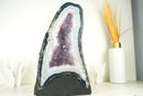 Weiße und blaue Spitzenachat-Kathedrale-Geode mit Lavendel-Amethyst-Kristall