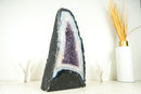 Weiße und blaue Spitzenachat-Kathedrale-Geode mit Lavendel-Amethyst-Kristall