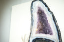 Weiße und blaue Spitzenachat-Kathedrale-Geode mit Lavendel-Amethyst-Kristall
