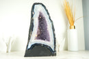 Weiße und blaue Spitzenachat-Kathedrale-Geode mit Lavendel-Amethyst-Kristall