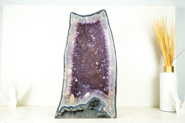 Große Amethyst-Geodenkathedrale mit glänzendem, gesättigtem lavendelviolettem Amethyst und polierter blauer Achatrückseite