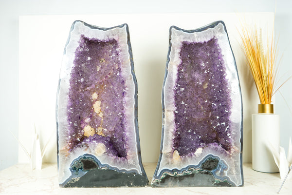 Paar große Amethyst-Geodenkathedralen mit glänzendem, gesättigtem lavendelviolettem Amethyst und polierter Rückseite