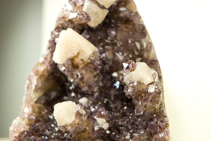 Natürlicher Amethyst-Kristallcluster mit Calcit, geschnittener uruguayischer Calcit