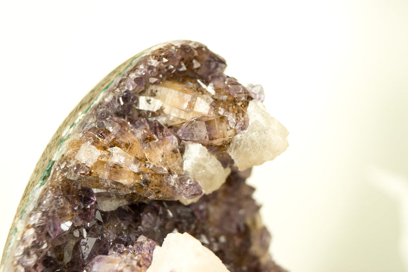 Natürlicher Amethyst-Kristallcluster mit Calcit, geschnittener uruguayischer Calcit