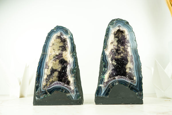 Paar Bookmatching-Geoden aus tiefviolettem Achat und Amethyst mit weißem und blauem Bandachat