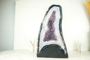 Weiße und blaue Spitzenachat-Kathedrale-Geode mit Lavendel-Amethyst-Kristall
