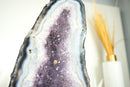 Weiße und blaue Spitzenachat-Kathedrale-Geode mit Lavendel-Amethyst-Kristall