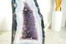 Weiße und blaue Spitzenachat-Kathedrale-Geode mit Lavendel-Amethyst-Kristall