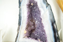 Weiße und blaue Spitzenachat-Kathedrale-Geode mit Lavendel-Amethyst-Kristall