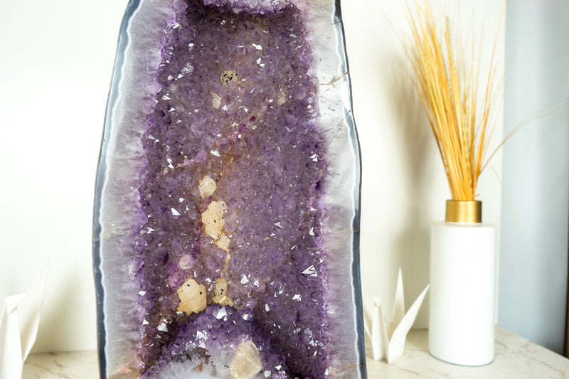 Große Amethyst-Geodenkathedrale mit glänzendem, gesättigtem lavendelviolettem Amethyst und polierter Rückseite