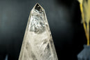 Natürliche Obelisk-Skulptur aus klarem Quarz mit facettierten Seiten